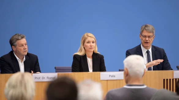 Sie wollten Zuversicht verbreiten, doch der Neustart ist erst einmal ausgebremst worden. Die Eisenbahn- und Verkehrsgewerkschaft wehrt sich gegen die Berufung von Dirk Rompf (l) als Infrastruktur-Chef. - &copy; Andreas Gora/dpa