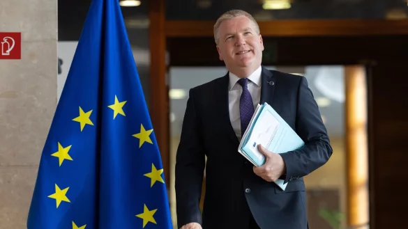 Nicht ein einziger Euro solle nach Meinung der EU-Kommission in Länder fließen, in denen die Rechtsstaatlichkeit nicht respektiert wird, sagt EU-Kommissar Michael McGrath. (Archivbild) - © Omar Havana/AP/dpa