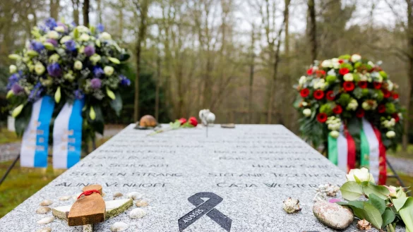 Auch der nordrhein-westfälische Landtag erinnert nach dem zehnten Jahrestag an die Katastrophe in den französischen Alpen an die vielen Opfern aus NRW. (Archivbild) - © Rolf Vennenbernd/dpa