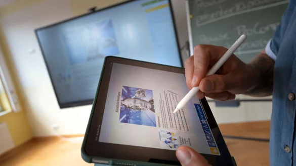 Zu Beginn des Berufslebens locken oft hohe Gehaltssprünge, meint Xing-Arbeitsmarktexperte Julian Stahl. Deswegen hätten jüngere Arbeitnehmer einen starken Anreiz für einen Jobwechsel. - © Heiko Rebsch/dpa/dpa-tmn