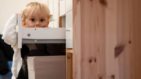 Kinder sind neugierig. Reinigungsmittel und Medikamente sollten daher au&szlig;erhalb ihrer Reichweite sicher verwahrt werden. - &copy; Franziska Gabbert/dpa-tmn