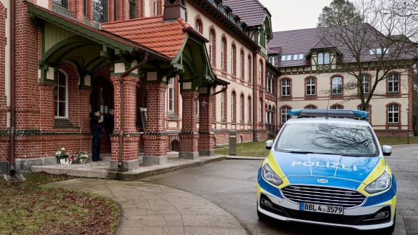 Nach zwei Gewalttaten in Beelitz-Heilstätten südwestlich von Berlin ermittelt die Staatsanwaltschaft wegen Mordes und versuchten Mordes. - © Michael Ukas/dpa