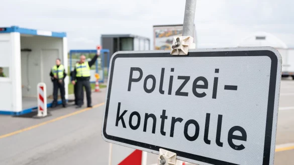 Seit September 2024 gibt es stationäre Kontrollen an allen deutschen Landgrenzen. (Archivfoto) - © Sebastian Kahnert/dpa