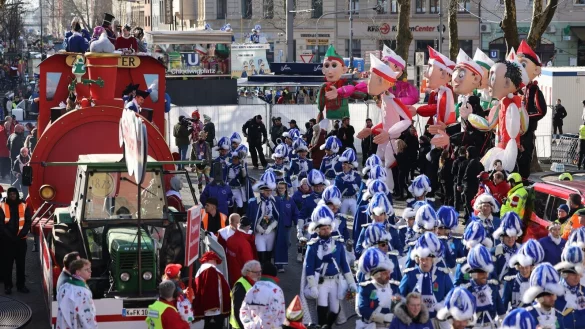 In Köln hat der Rosenmontagszug begonnen. - © Oliver Berg/dpa