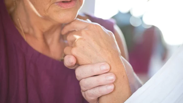 Bestimmte Antik&ouml;rper-Wirkstoffe k&ouml;nnen Alzheimer verlangsamen - eine Chance f&uuml;r viele Menschen. (Symbolbild) - &copy; Daniel Naupold/dpa