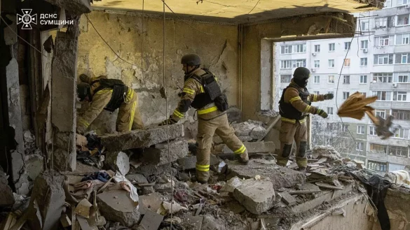 Nach dem russischen Drohnentreffer in Sumy werden mindestens neuen Tote gez&auml;hlt. - &copy; Uncredited/Ukrainian Emergency Service/AP/dpa