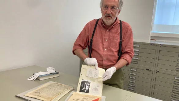 Der US-Historiker Mark Walker präsentiert im Deutschen Museum anhand von Dokumenten neue Erkenntnisse zu Hitlers Atomprogramm - und seinem Scheitern. - © Sabine Dobel/dpa