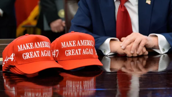 Rote Kappen stehen sind in den USA ein Symbol f&uuml;r Trump. - &copy; Alex Brandon/AP/dpa