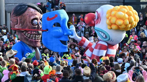 Bis zu eine Million Menschen zu Rosenmontagszug in Düsseldorf erwartet. - © Federico Gambarini/dpa