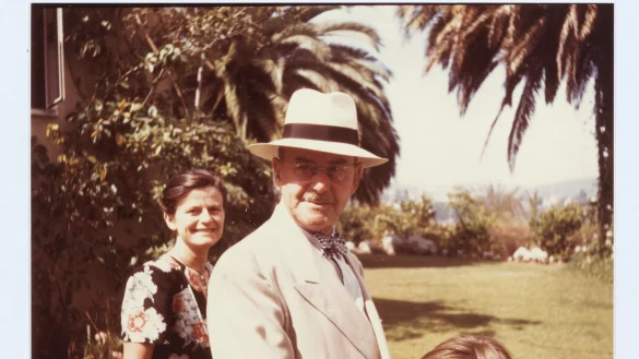 Thomas Mann mit seiner Tochter Elisabeth in einem Garten (circa 1946). - &copy; ---/ETH-Bibliothek Z&uuml;rich, Thomas-Mann-Archiv/dpa