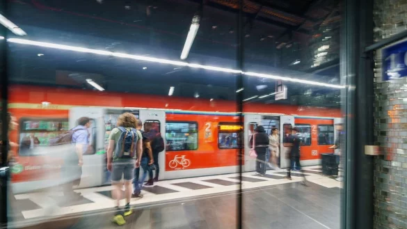 Pendeln gehört für Studenten oft zum Alltag. (Symbolbild) - © Andreas Arnold/dpa