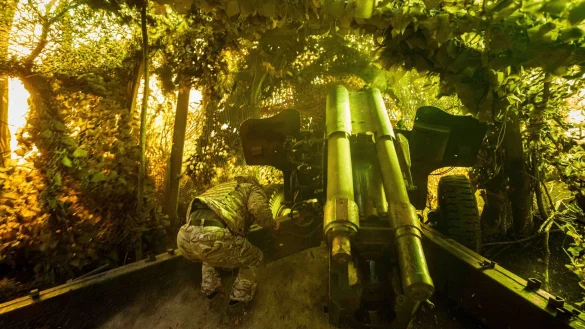 Schwere Kämpfe in der Ostukraine. (Archivbild) - © Evgeniy Maloletka/AP/dpa