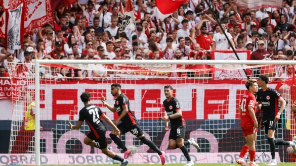 Frankfurts Profis jubeln - © Philipp von Ditfurth/dpa