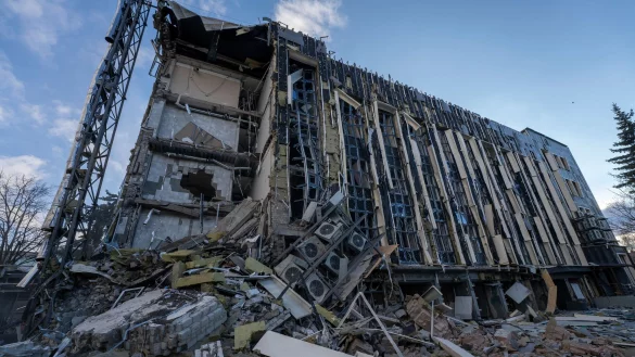 Mindestens fünf Menschen starben bei einem russischen Raketenangriff auf die Stadt Isjum. - © Andrii Marienko/AP/dpa