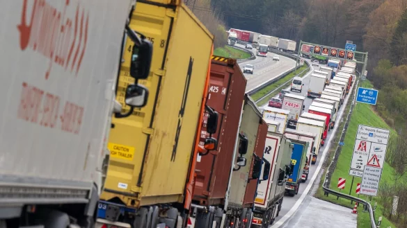 Bislang werden die meisten Lkw mit Diesel betrieben. (Archivbild) - © Peter Kneffel/dpa