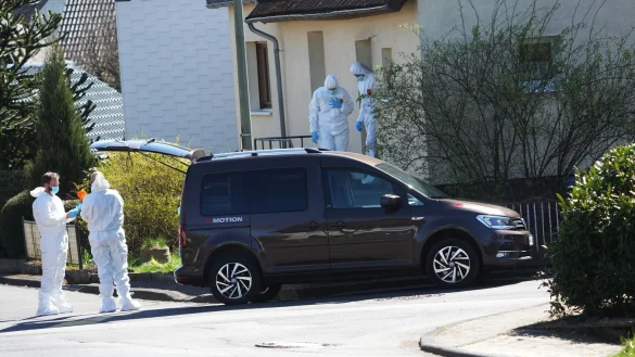 Bei den Todesopfern der Gewalttat in Weitefeld im Westerwald handelt es sich um eine dreiköpfige Familie. - © Thomas Frey/dpa