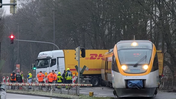Ein Regionalzug ist mit einem Lkw zusammengestoßen, der auf dem Bahnübergang stand. - © Helmut P. Etzkorn/dpa