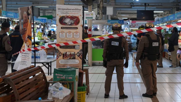 Warum der Mann schoss, ist noch unklar. - © Nava Sangthong/AP/dpa