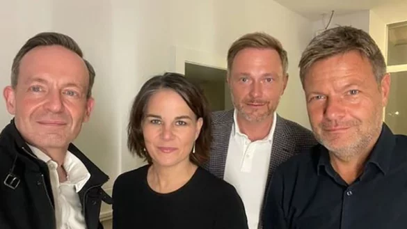 Es sah so cool aus und war doch Arbeit: Das Selfie der einstigen Gegner von Grünen und FDP bei der Bildung der Ampel-Koalition. (Archivbild) - © Volker Wissing/FDP/instagram/dpa