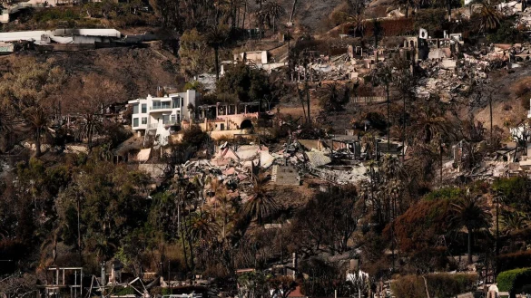 Die meisten Anwohner dürfen bisher nicht in die Brandgebiete zurückkehren. - © Carolyn Kaster/AP/dpa