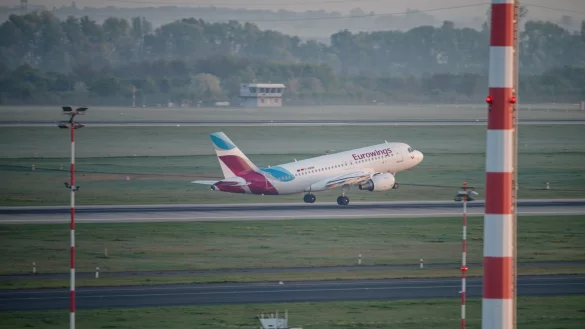 Bei herrlichem Wetter in der Heimat sind Urlauber aus Nordrhein-Westfalen in die Osterferien geflogen. - © Henning Kaiser/dpa