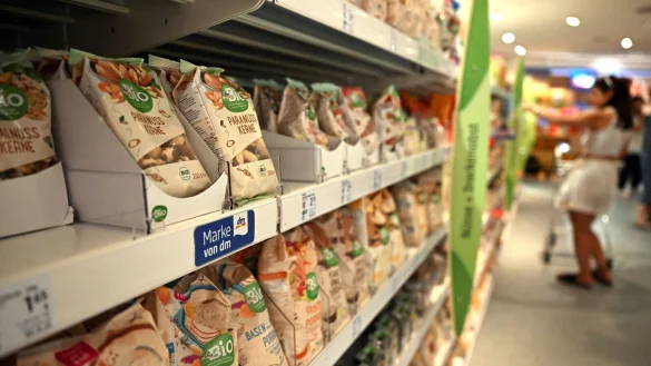 Drogerie-Kunden finden in den Märkten eine immer größere Auswahl vor. - © Federico Gambarini/dpa