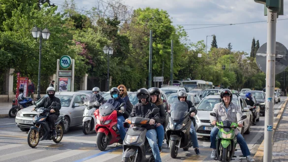 Besser mit Helm - sonst kann es in Griechenland teuer werden. - &copy; Socrates Baltagiannis/dpa