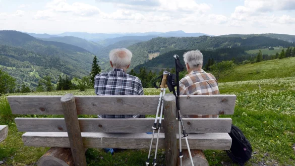 Auch im hohen Alter noch fit genug f&uuml;r die Wandertour in den Bergen sein: Daf&uuml;r k&ouml;nnen wir schon in jungen Jahren etwas tun - auch wenn wir unsere Lebenserwartung nicht komplett selbst in der Hand haben. - &copy; Patrick Seeger/dpa/dpa-tmn