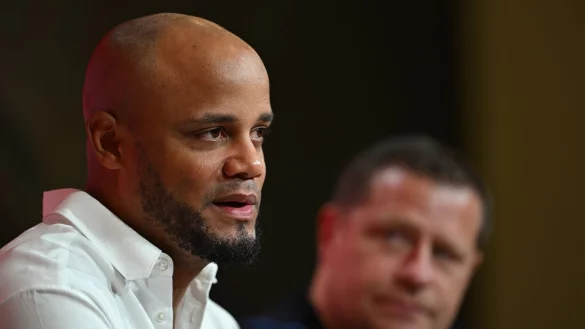Max Eberl (r) traut seinem Trainer Vincent Kompany eine Bedeutung im europ&auml;ischen Fu&szlig;ball zu vergleichbar mit der von Klopp und Guardiola. (Archivbild) - &copy; Sven Hoppe/dpa