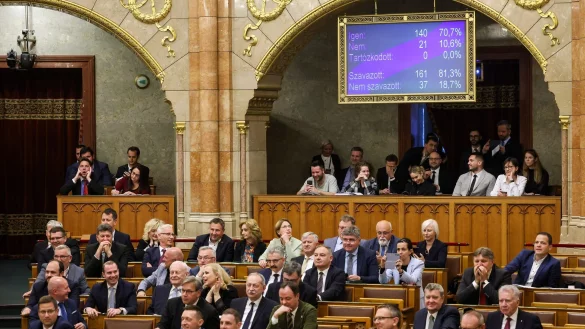 Ungarns Parlament hat eine Verfassungs&auml;nderung beschlossen, der zufolge der Mensch ausschlie&szlig;lich als Mann oder Frau definiert wird. - &copy; Robert Hegedus/MTI/AP/dpa