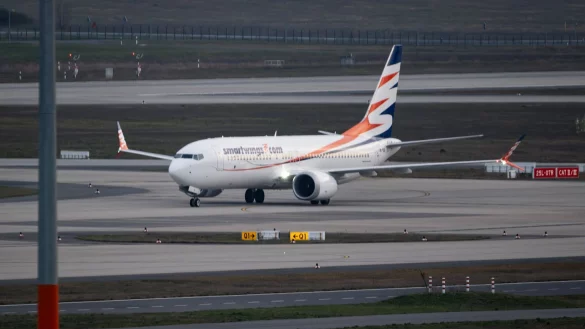 Die Charterflüge bringen Afghaninnen und Afghanen mit einer Aufnahmezusage von Islamabad nach Deutschland. - © Soeren Stache/dpa