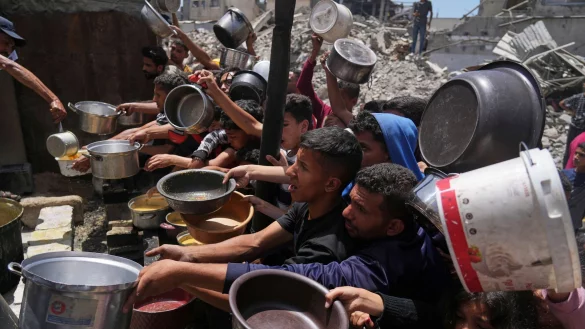 Pal&auml;stinenser stehen f&uuml;r Lebensmittel im n&ouml;rdlichen Gazastreifen an. (Archivbild) - &copy; Jehad Alshrafi/AP/dpa