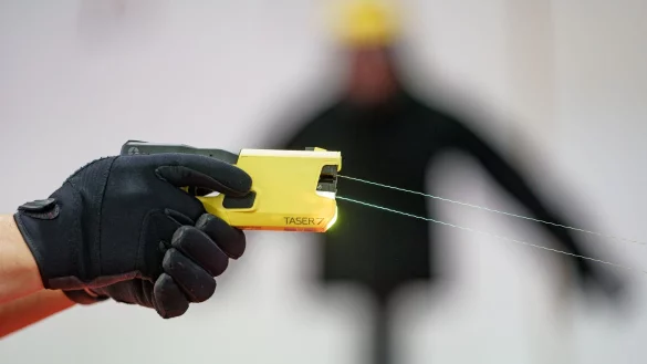 Bundesinnenminister Alexander Dobrindt (CSU) will die Bundespolizei mit Tasern ausrüsten. (Symbolbild) - © Axel Heimken/dpa