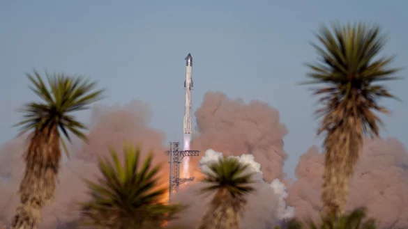 Die Rakete «Starship» von SpaceX startet zu ihrem Testflug von der Starbase in Boca Chica. - © Eric Gay/AP/dpa