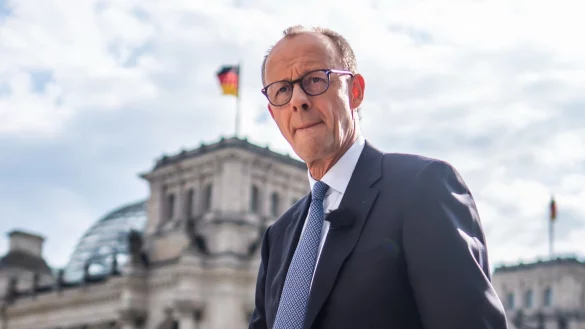 Bundeskanzler Friedrich Merz sprach zuletzt im Bundestag von «Mut und Zuversicht»: «Wir haben viel angepackt, wir haben einiges erreicht, aber es bleibt noch sehr viel zu tun». (Archivbild) - © Michael Kappeler/dpa