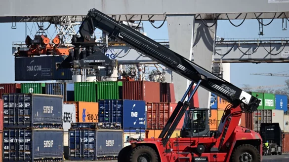 Die aktuelle Umfrage des Ifo zum Auftragsmangel in der deutschen Wirtschaft zeigt leichte Entspannung. - © Federico Gambarini/dpa