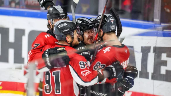 Die Kölner Haie haben nach der Rekordpleite im zweiten DEL-Halbfinale gegen Ingolstadt geantwortet. - © Christoph Reichwein/dpa