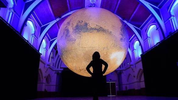 Imposant, aber von der Größe nur ein Bruchteil des Originals: Die Installation «Mars» mit sieben Meter Durchmesser wurde in Großbritannien ausgestellt (Archivfoto). - © Andrew Matthews/PA Wire/dpa