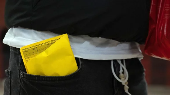 HPV wird über direkten Kontakt von Mensch zu Mensch übertragen (Symbolbild). - © Sebastian Gollnow/dpa