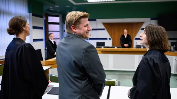 Vor dem Amtsgericht: El Hotzo und seine Anwältinnen - © Bernd von Jutrczenka/dpa