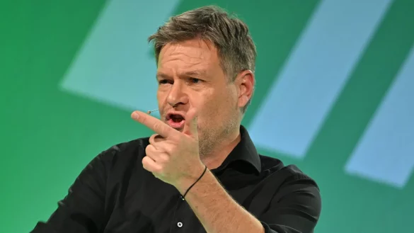 Grünen-Kanzlerkandidat Robert Habeck attackiert Friedrich Merz. - © Henning Kaiser/dpa