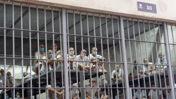 Das juristische Tauziehen um die Abschiebung zahlreicher Migranten aus den USA in ein ber&uuml;chtigtes Gef&auml;ngnis in El Salvador geht weiter. (Archivbild) - &copy; Alex Brandon/AP/dpa