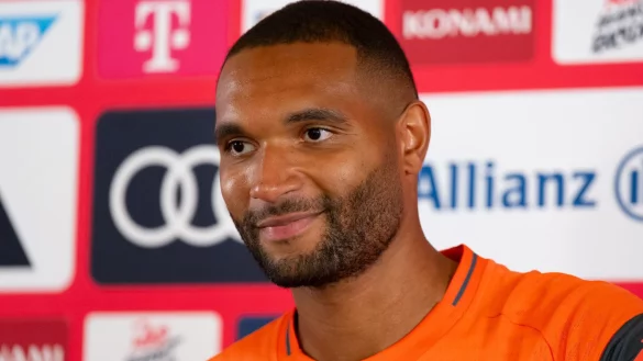 Jonathan Tah bei seiner Vorstellung in Orlando. - © Sven Hoppe/dpa