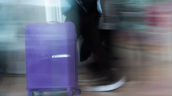 Das Kind wurde nur zuf&auml;llig vom Busfahrer in dem Koffer entdeckt. (Symbolbild) - &copy; Christophe Gateau/dpa