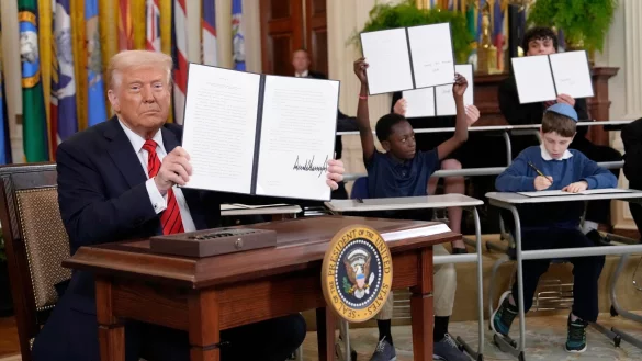 Die Unterzeichnung des Dekrets wurde entsprechend in Szene gesetzt. - &copy; Ben Curtis/AP/dpa