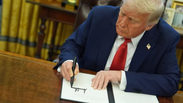 US-Präsident Trump hat nach seiner Vereidigung sofort damit begonnen, den Staatsapparat umzukrempeln. - © Evan Vucci/AP/dpa