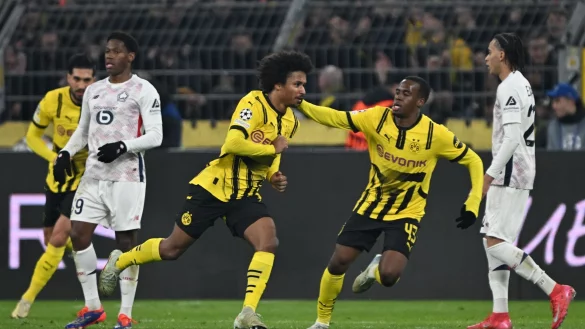 Karim Adeyemi trifft zur Führung von Borussia Dortmund. - © Federico Gambarini/dpa