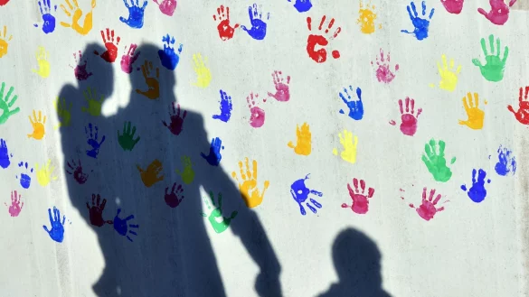 Weniger Menschen bekamen 2024 Elterngeld. (Symbolbild) - © Peter Kneffel/dpa