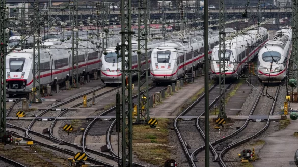 Die Deutsche Bahn plant, mehr als 40 hoch belastete Strecken im Schienennetz grundlegend zu sanieren. - © Peter Kneffel/dpa