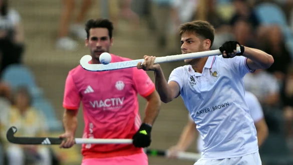 Kunst und Kampf im Hockey-Park. - &copy; Federico Gambarini/dpa